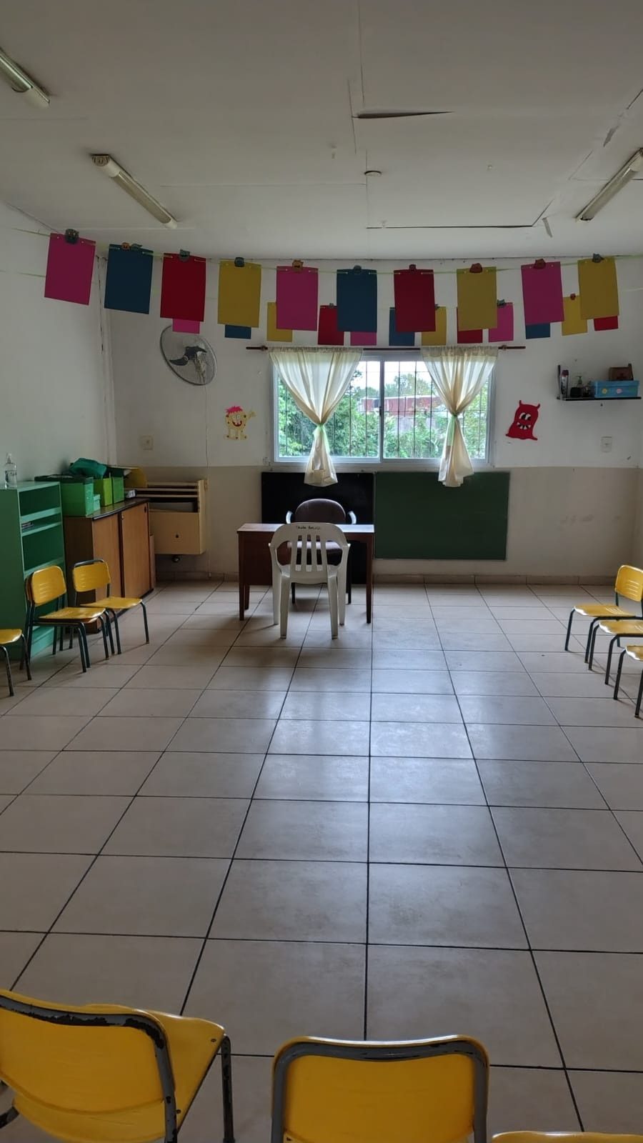 Sala con cartelería colgante
