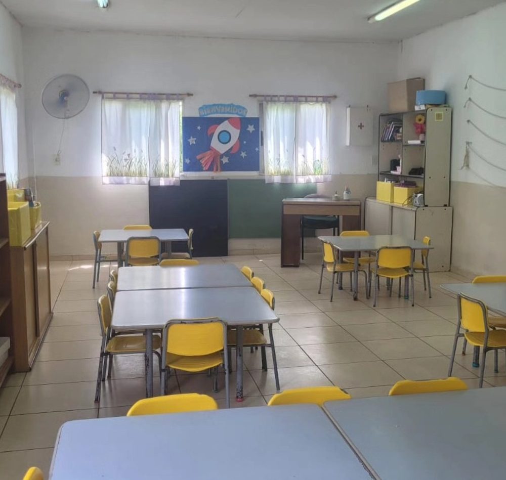 Aula con mesas y mural espacial