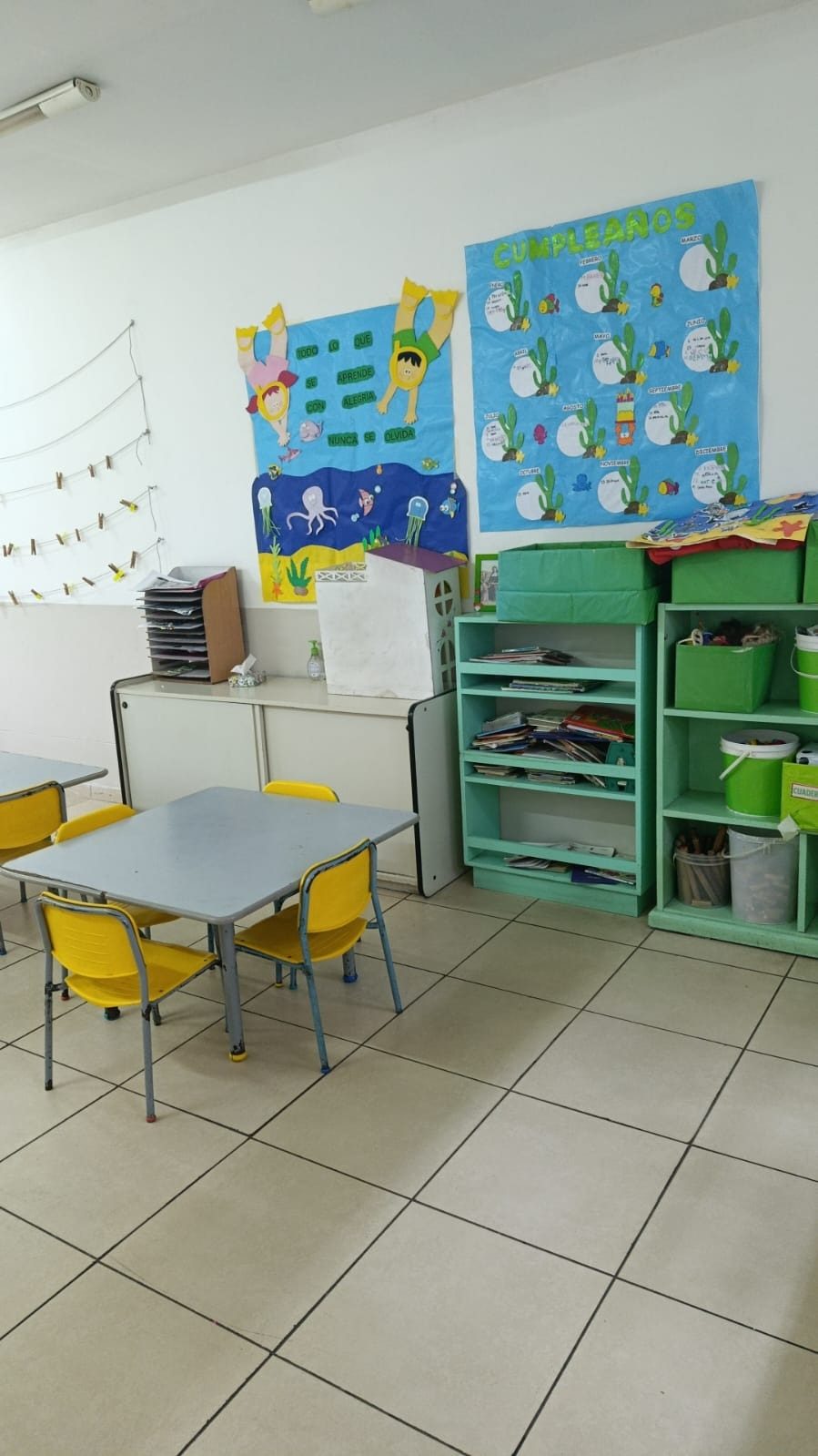 Rincón con biblioteca y mural de cumpleaños